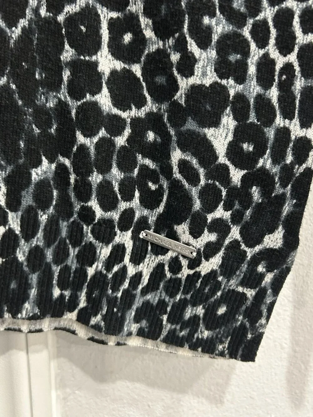 Michael Kors Large Black White Leopard Print V-Neck Sweater Retro Statement Styl
